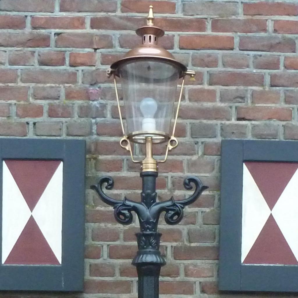 Tuinlantaarn gietijzer met koperen kap, Staande lamp, Nieuw, Ophalen of Verzenden, Netvoeding