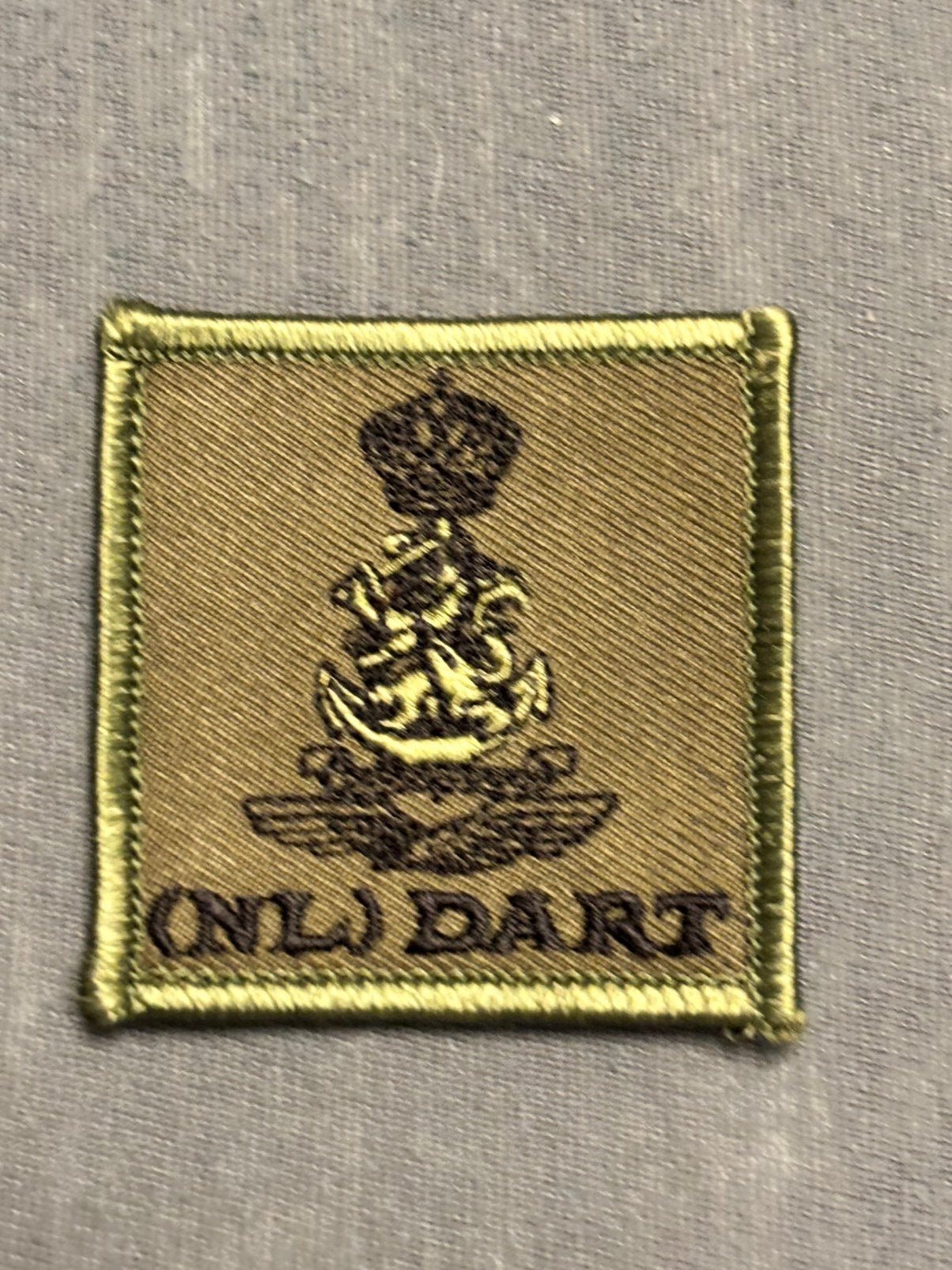 5x5 borst embleem  NL dart, Verzamelen, Verzenden, Landmacht, Nederland, Embleem of Badge