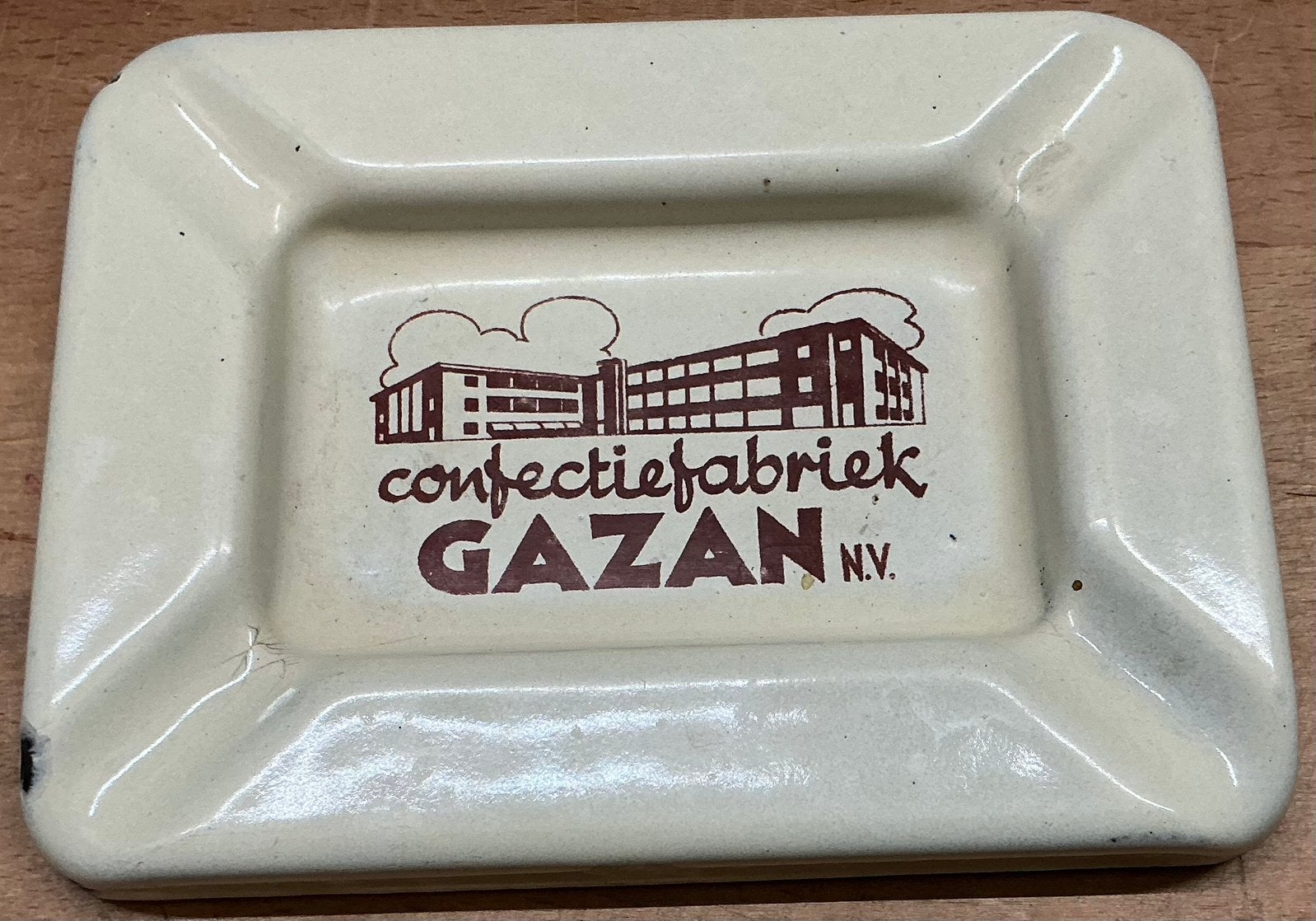 Oud emaille asbak confectie fabriek GAZAN n.v., Verzamelen, Merken en Reclamevoorwerpen, Ophalen of Verzenden, Gebruikt, Gebruiksvoorwerp