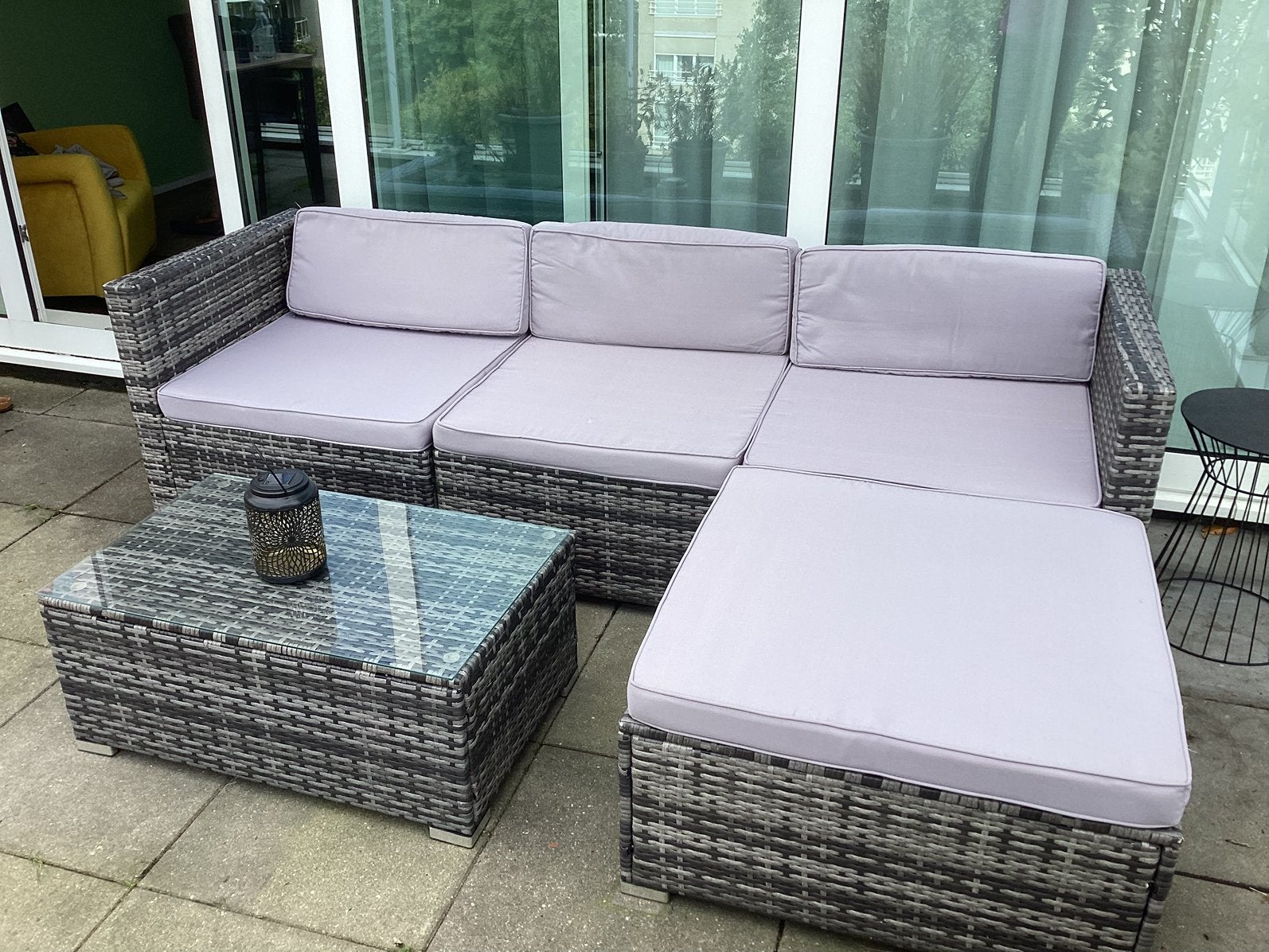 Loungeset met kussens, in losse delen te vervoeren.