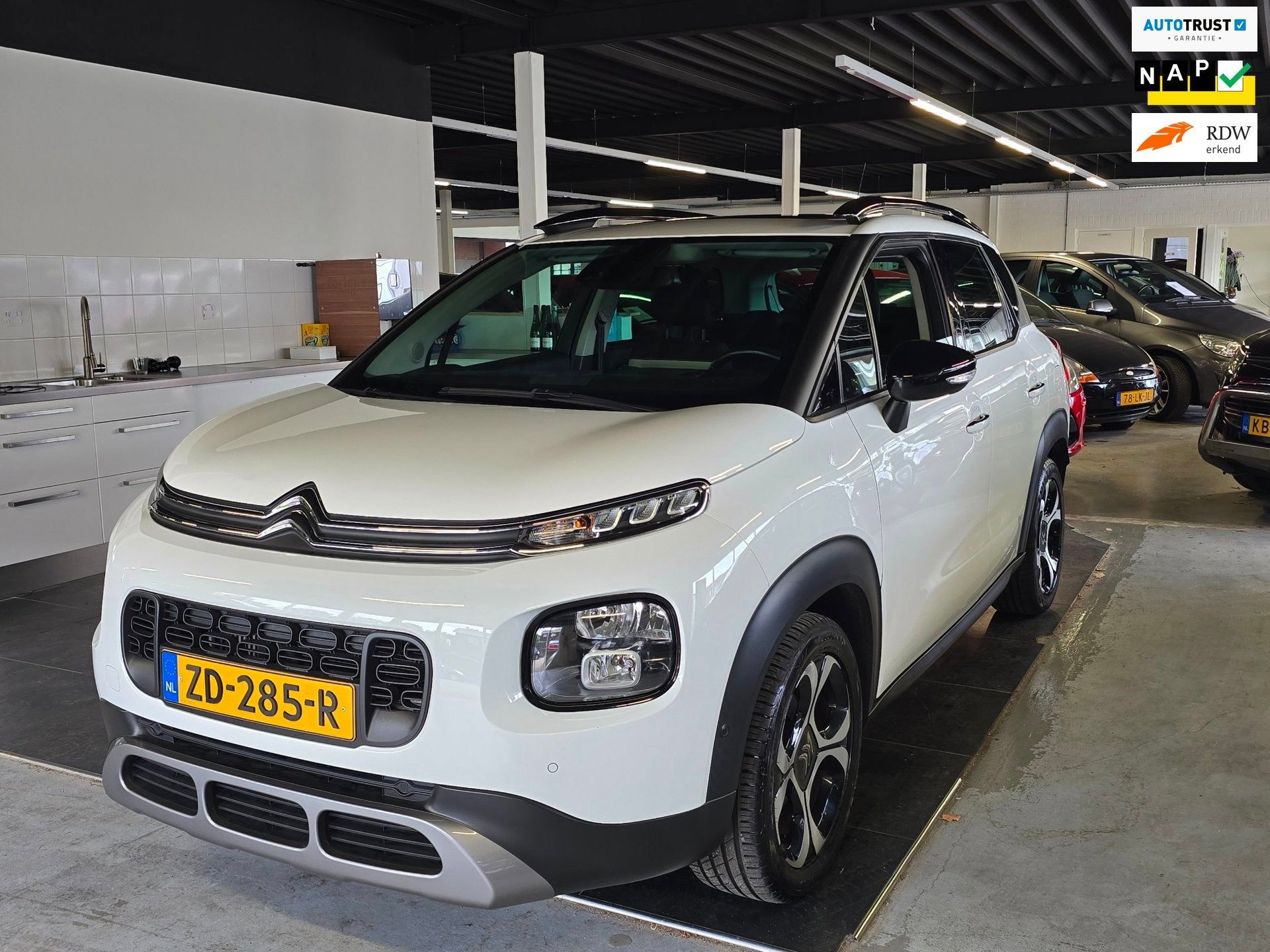Citroen C3 Aircross 1.2 PureTech S&S Shine/PANODAK/360/NAP/, Gebruikt, 1199 cc, Origineel Nederlands, Bedrijf