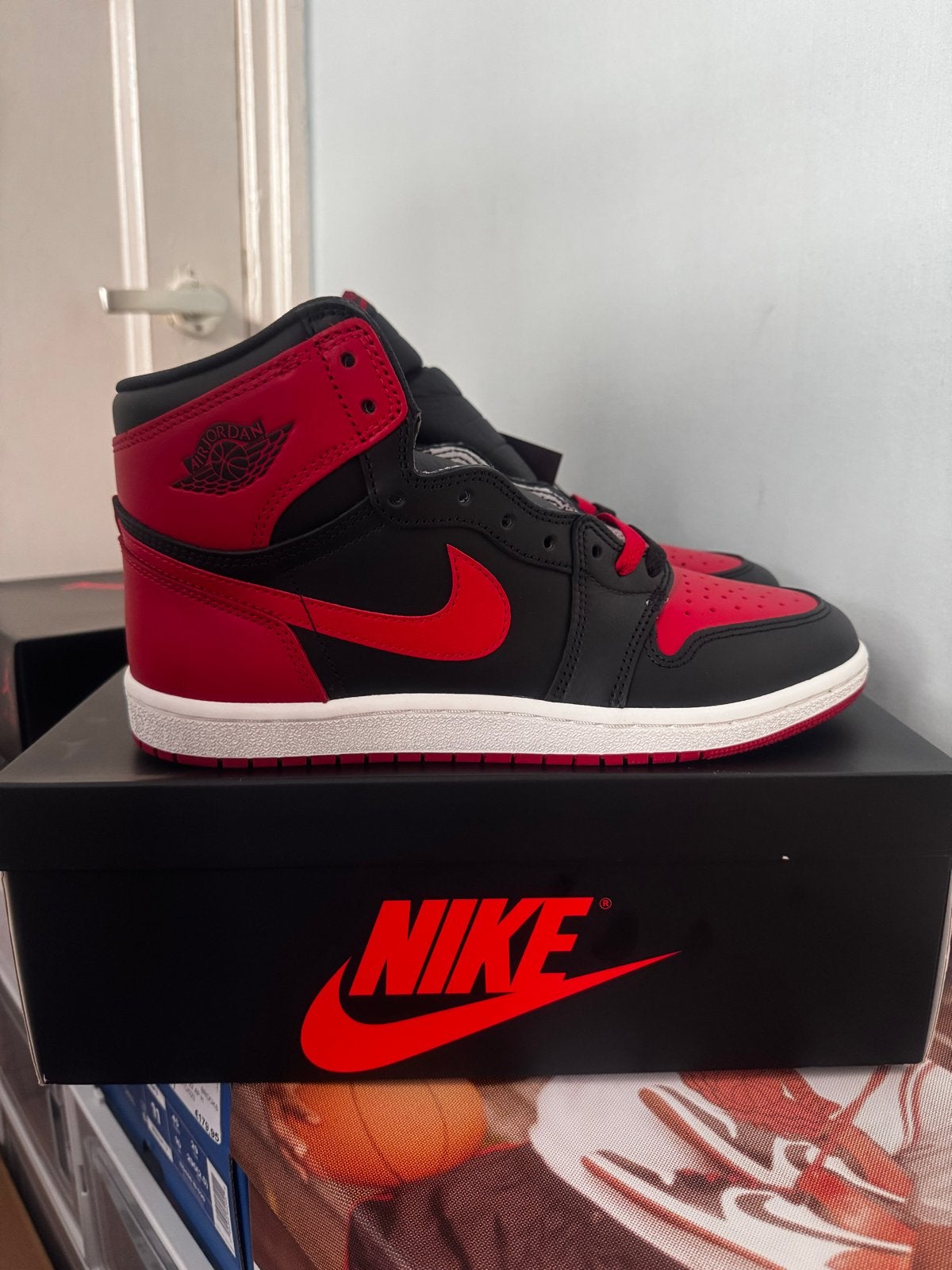 Nike Air Jordan 1 Retro High ‘85 OG Bred (2025) - Maat 44, Zwart, Nieuw, Ophalen of Verzenden, Sneakers of Gympen