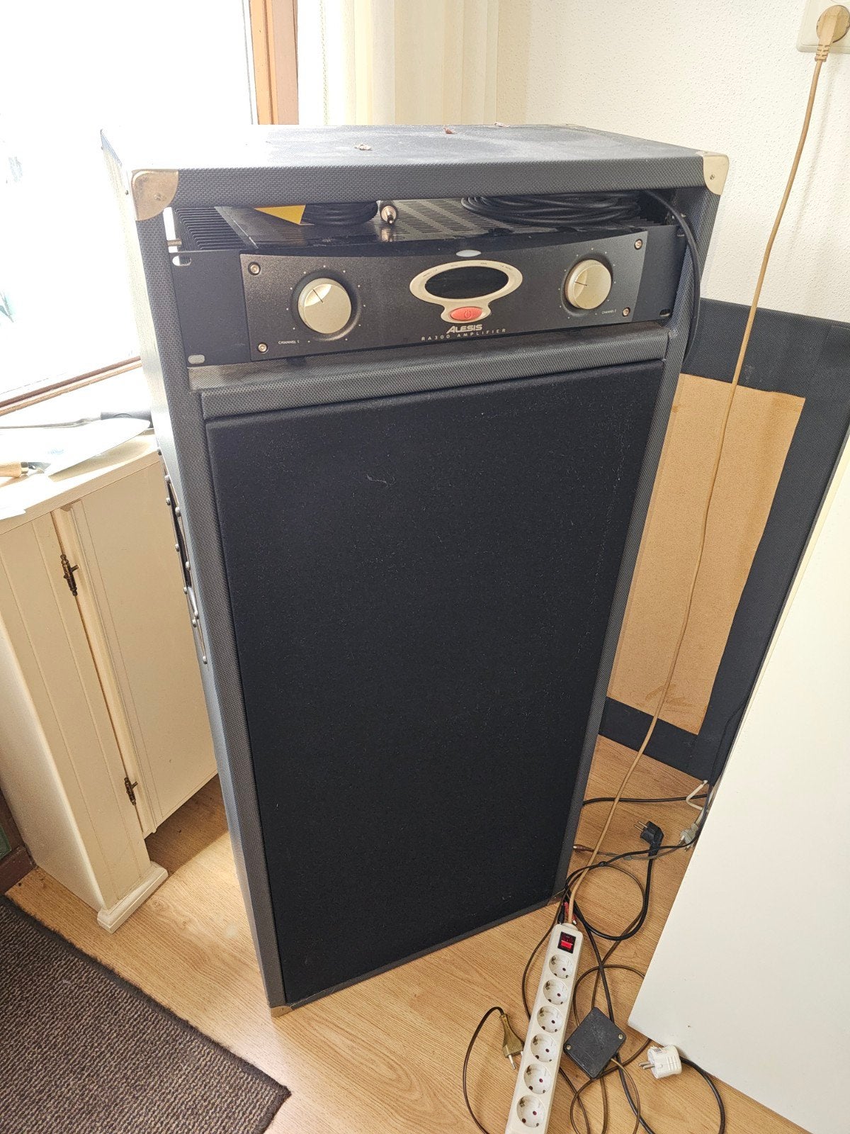 Alesis RA300 Versterker met 2x 15" Gitaar Speakers, Ophalen, Gebruikt, Gitaar, 100 watt of meer