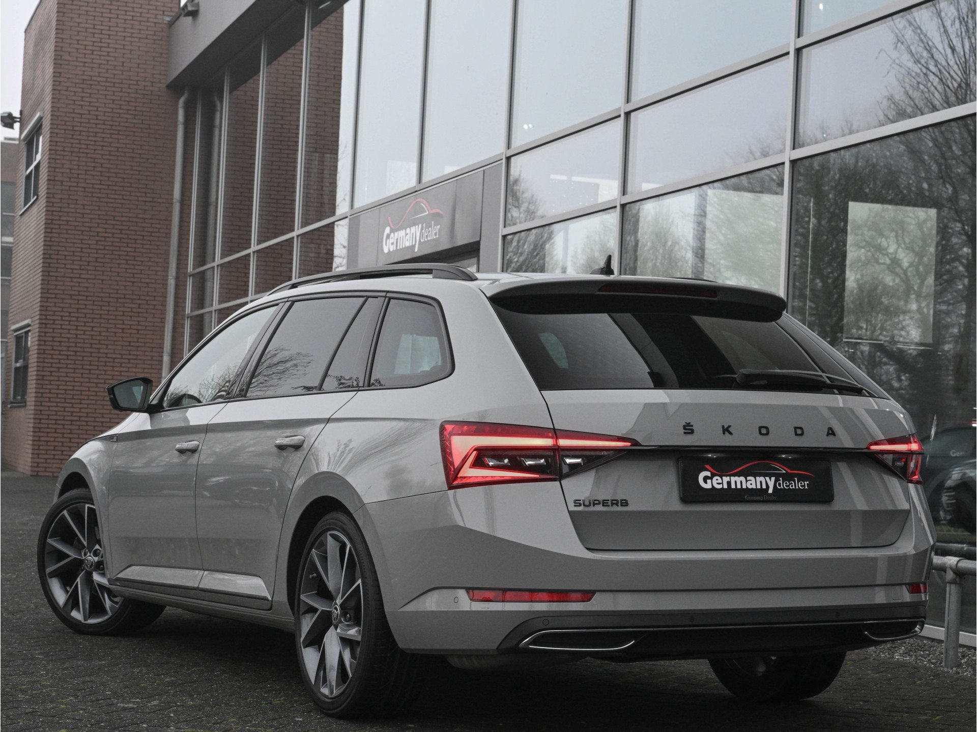 Skoda Superb Combi 1.5 TSI 150PK ACT Sportline Business Pano, Auto's, Zwart, 4 cilinders, Alcantara, Autotrust