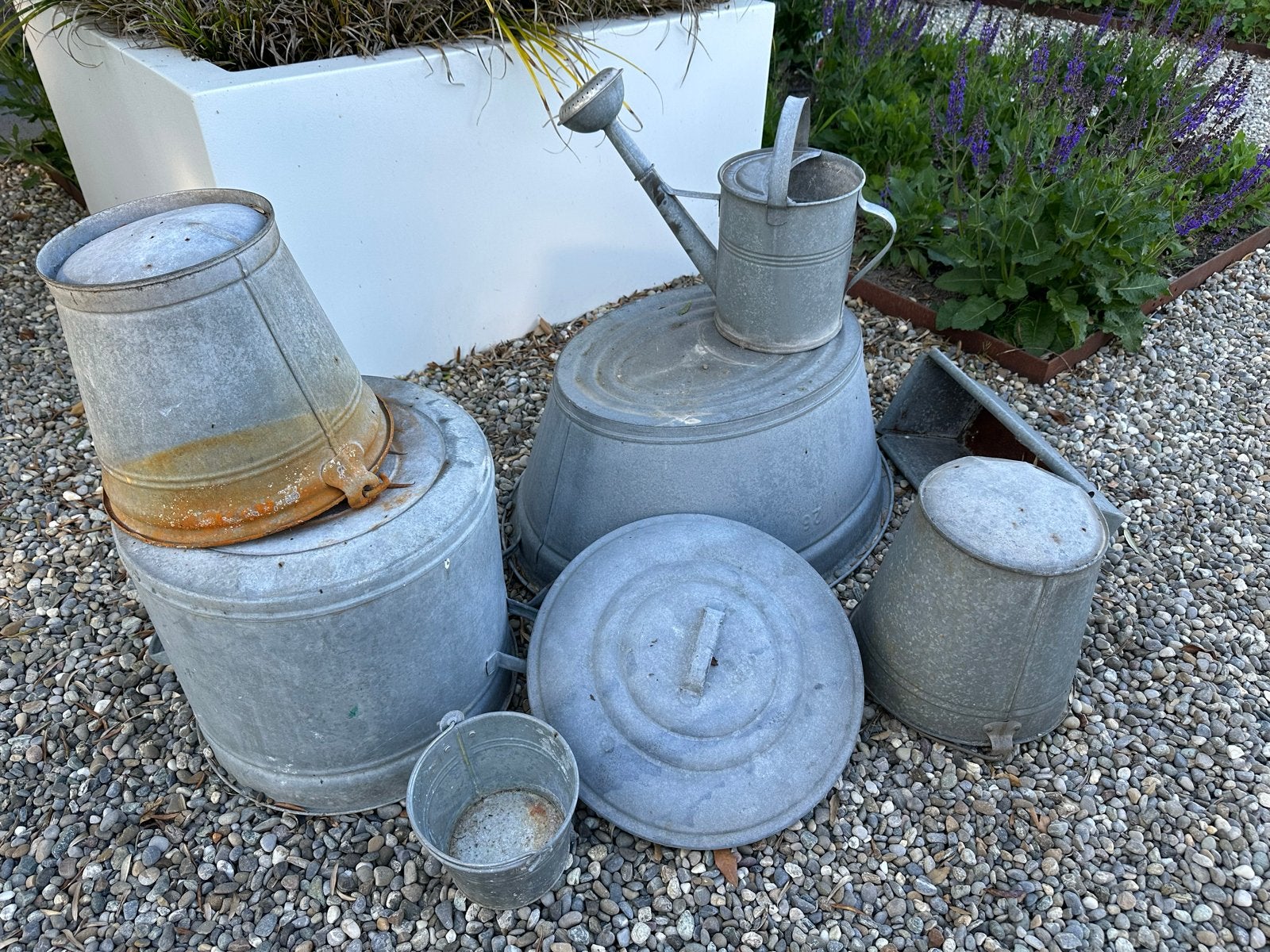 Diverse zinken decoratie: emmers, gieters, tonnen, Ophalen, Gebruikt