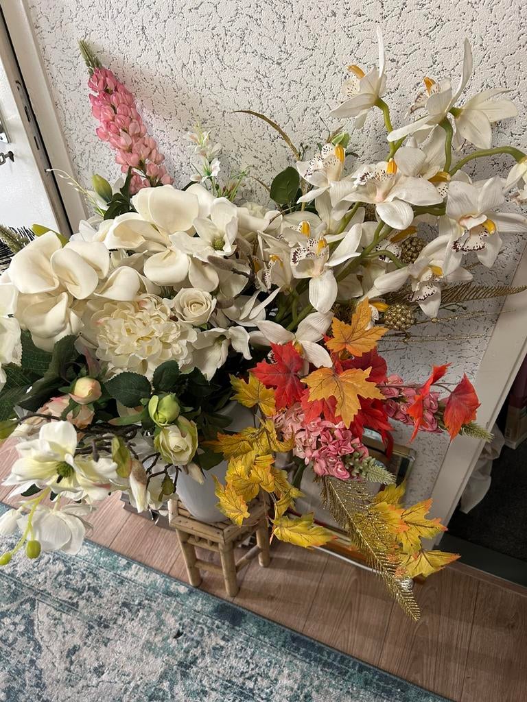 Mooi witte vaas decoratief kunstbloemen boeketen, Ophalen, Zo goed als nieuw