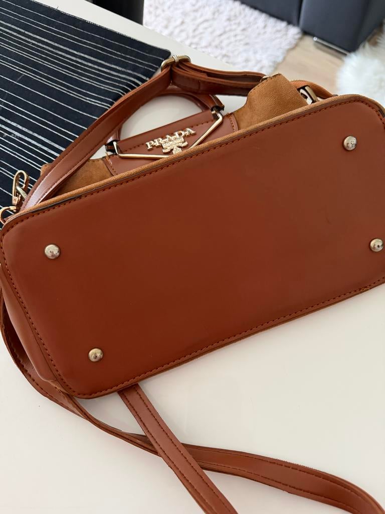 Prada handtas bruin suède en leer, Ophalen of Verzenden, Gebruikt, Bruin, Handtas