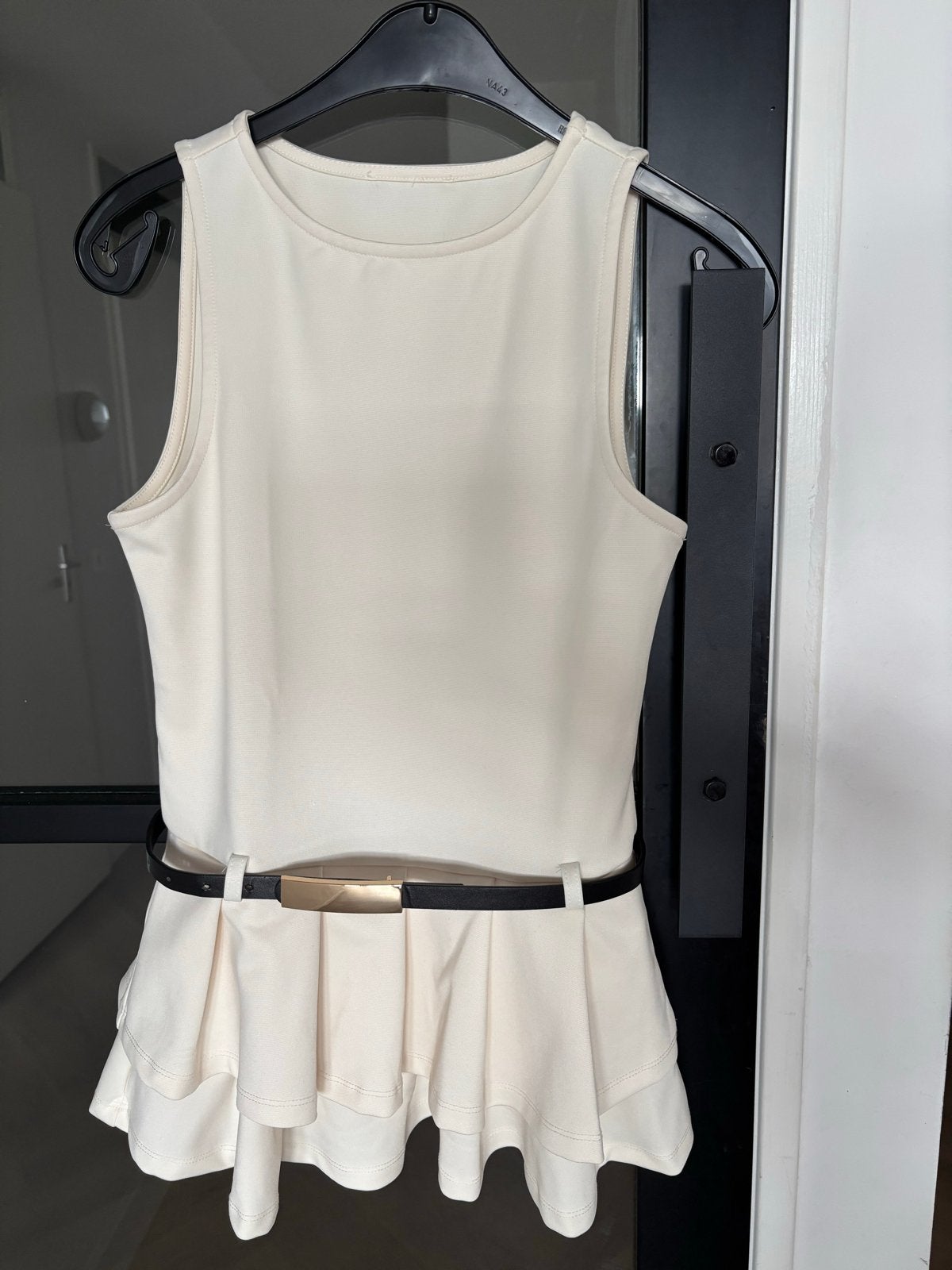 Crèmekleurige mouwloze top met peplum en riem, Beige, Nieuw, Ophalen of Verzenden, Maat 36 (S)