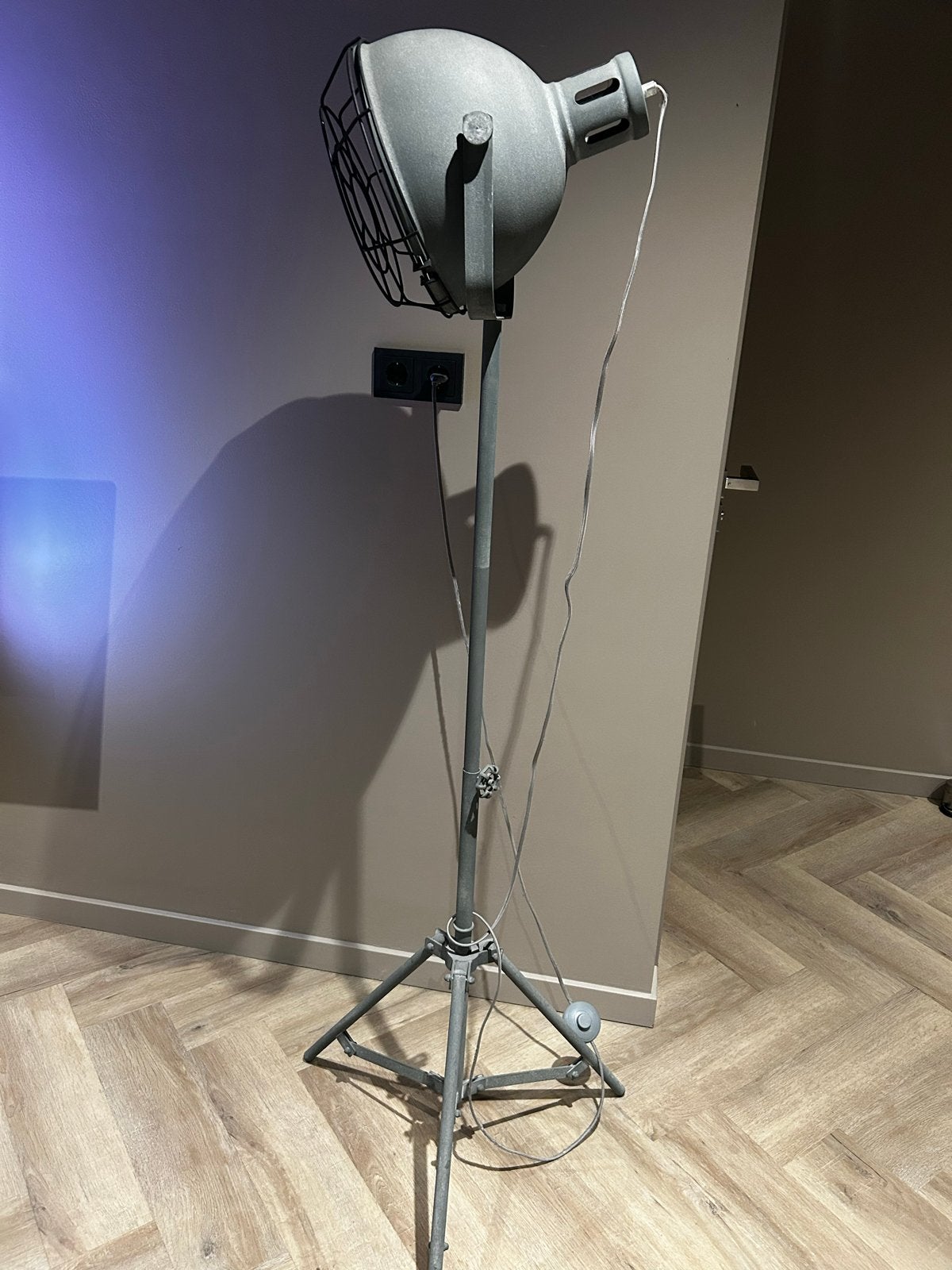 Industriële Vloerlamp Grijs - Studio Spot Design, Huis en Inrichting, Ophalen, Gebruikt, E27 (groot), Metaal