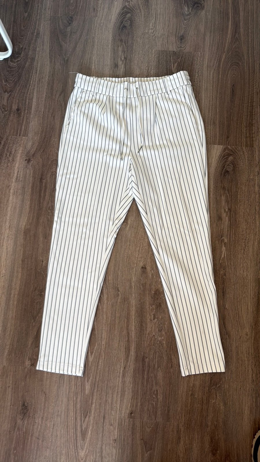 Witte krijtstreep broek maat M only, Maat 38/40 (M), Wit, Ophalen of Verzenden, Driekwart
