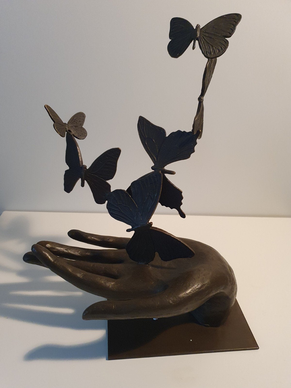 Bronze hand with butterflies - Gepatineerd brons, Ophalen of Verzenden, Brons
