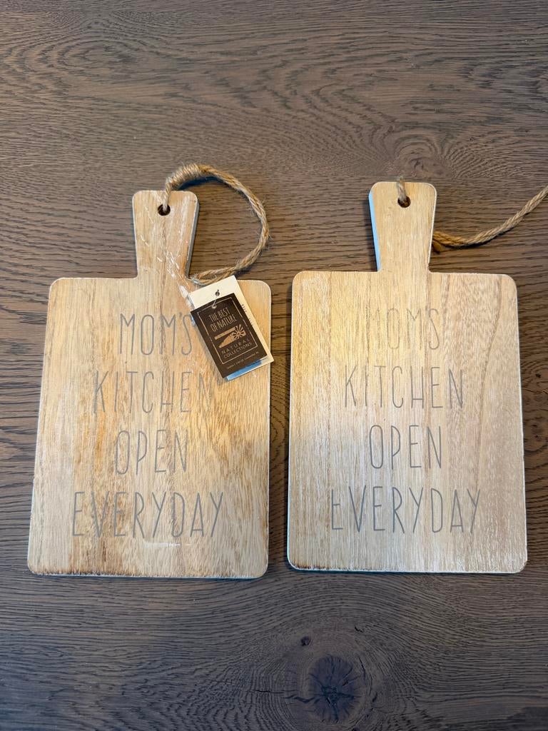 2x Houten Snijplank 'Mom's Kitchen Open Everyday' Nieuw, Ophalen of Verzenden, Zo goed als nieuw, Rechthoekig, Hout