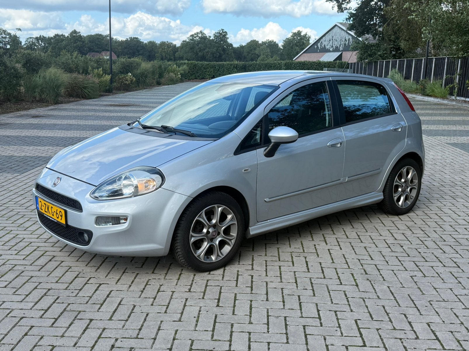 Fiat Punto 0.9 Twinair 74KW 5DR 2015 Grijs, Voorwielaandrijving, Stof, Zwart, Parkeersensor