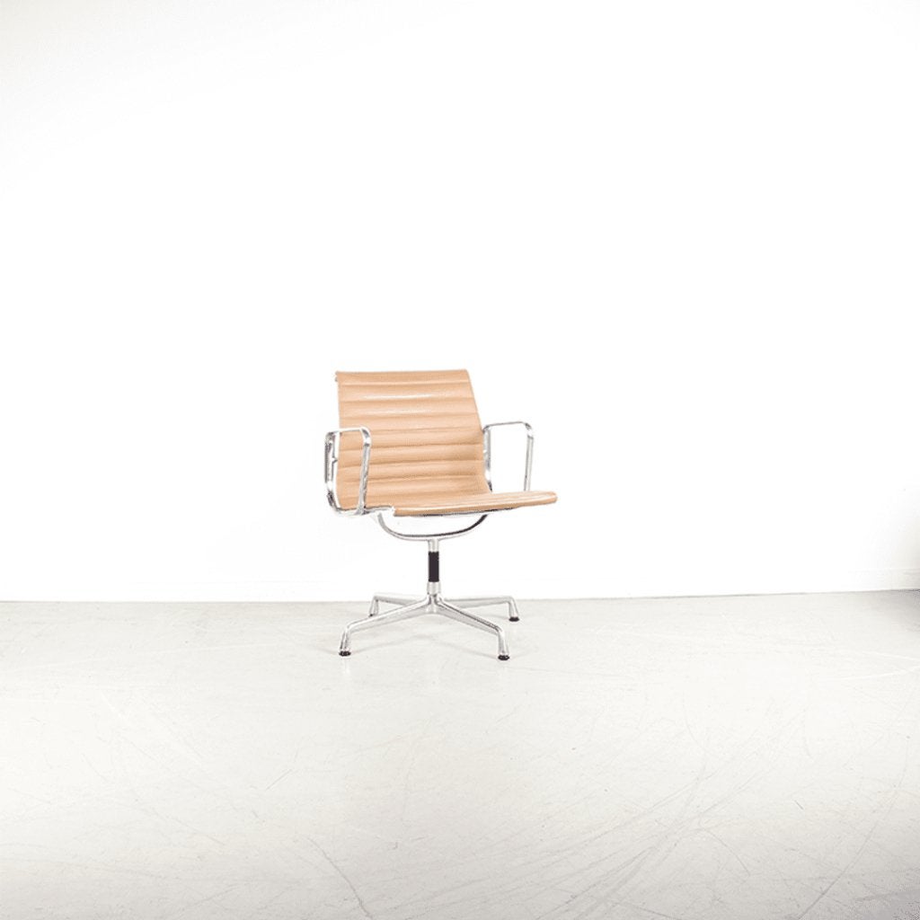 Vitra Eames EA 108 Stoel Camel Leer - Aluminium, Niet ingevuld, Zo goed als nieuw, Niet ingevuld, Niet ingevuld