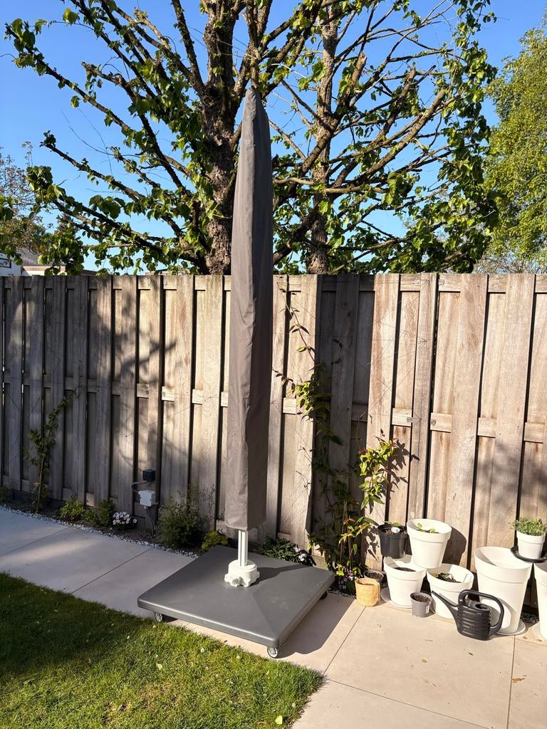 Calpe Zweefparasol 2.70m met 70kg voet op wielen, Tuin en Terras, Parasols, Ophalen, Zo goed als nieuw, 2 tot 3 meter, Zweefparasol