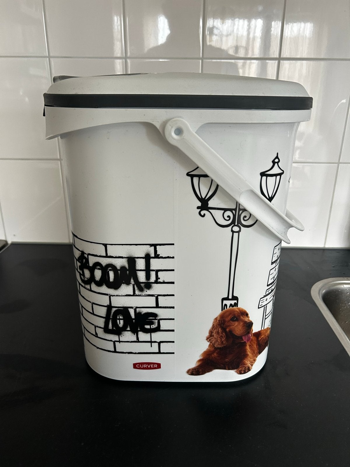 Hondenvoer bak 4kg Curver, Ophalen, Zo goed als nieuw