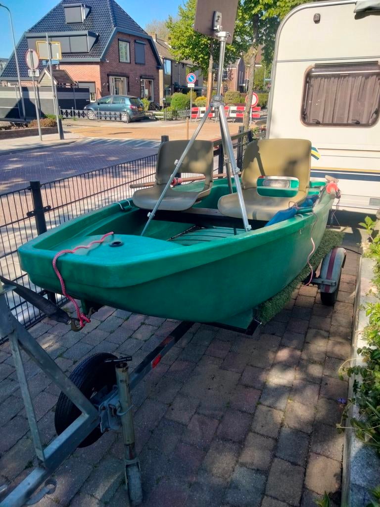 Vis en plezier boot van PE + trailer. dubbelwandig sterk, Ophalen, Gebruikt, Minder dan 15 m²