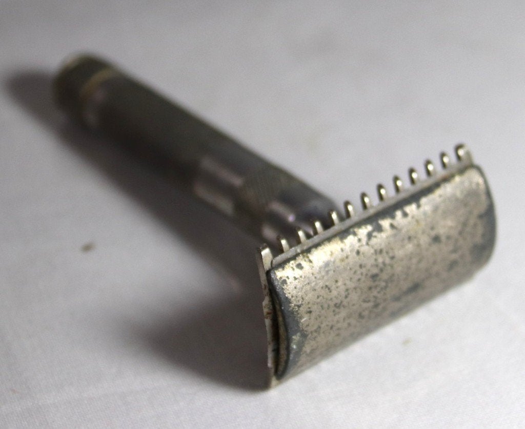 antiek scheermesje Veiligheid mes met open kam, Antiek en Kunst, Antiek | Gereedschap en Instrumenten, Ophalen of Verzenden