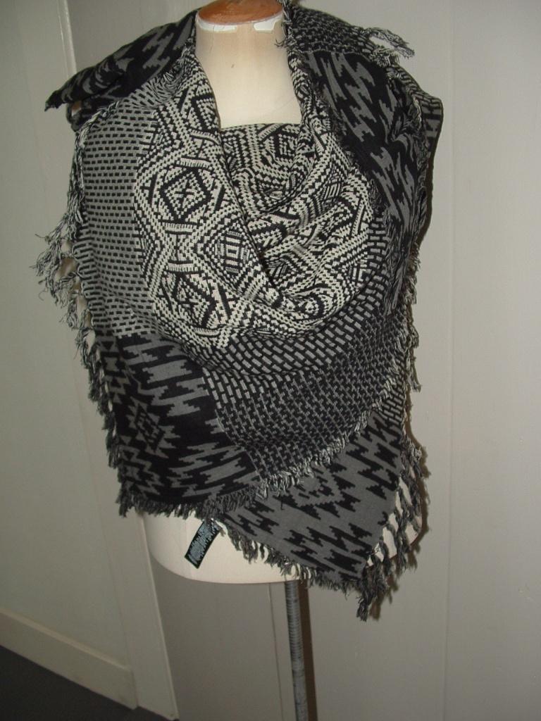 Pieces pc vova scarf, vierkante sjaal, one size katoen, Maat 38/40 (M), Ophalen of Verzenden, Zo goed als nieuw, Sjaal