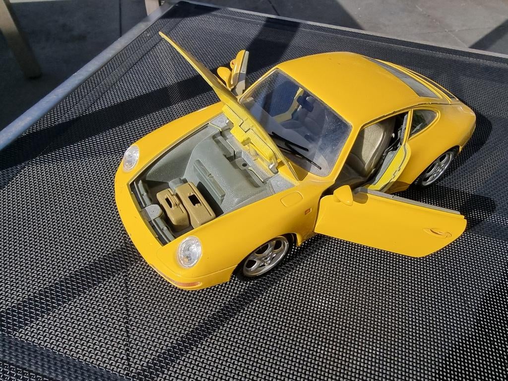Burago Porsche 911 Carrera Geel - Schaal 1:18, Hobby en Vrije tijd, Modelauto's | 1:18, Ophalen of Verzenden, Gebruikt, Auto, Bburago