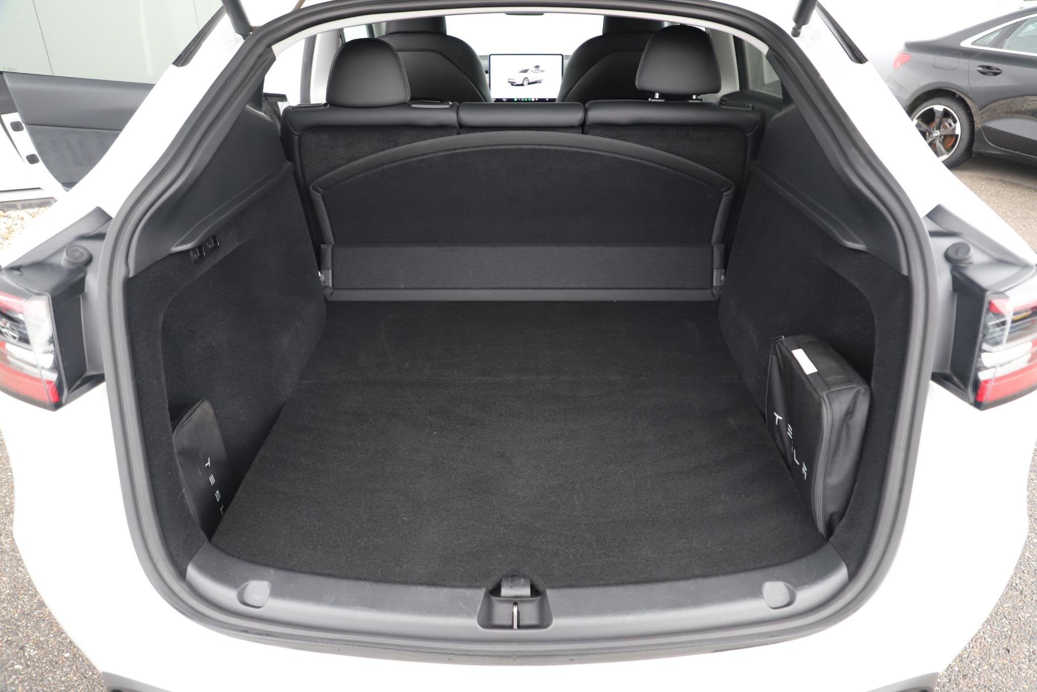 Foto 11 van Tesla Model Y Long Range AWD 75 kWh Afneembare Trekhaak Pano