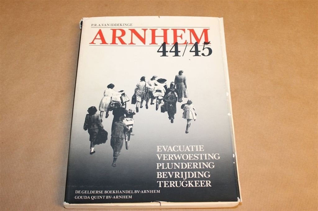 Arnhem 44/45 — Evacuatie en Bevrijding — Fotoboek, Boeken, Ophalen of Verzenden, Gelezen