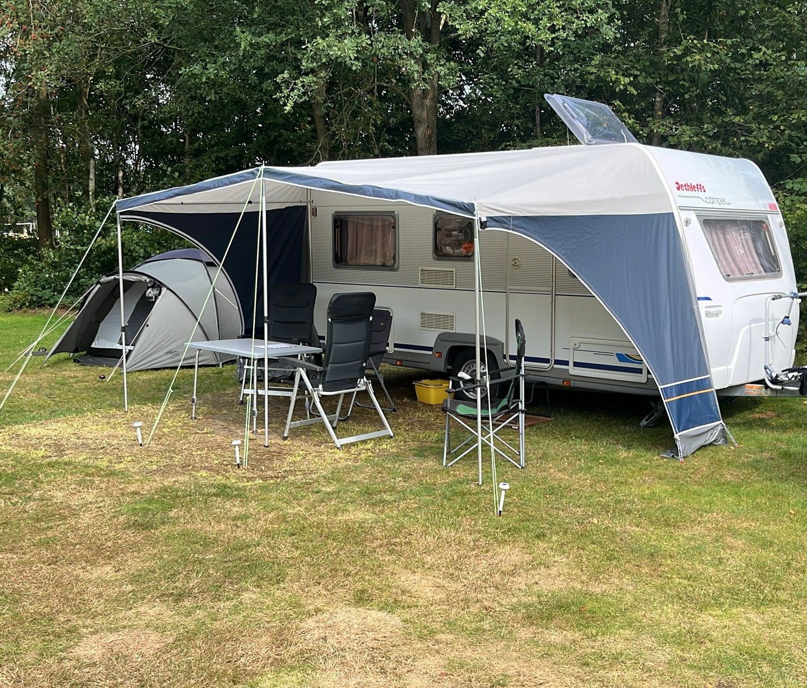 Dethleffs Camper 430 DB met voortent, Caravans en Kamperen, Dwarsbed, Treinzit, Particulier, Kachel