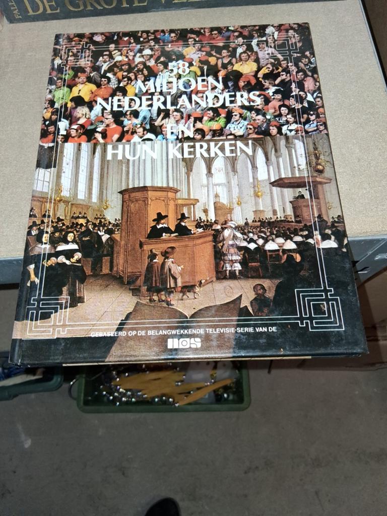 58 Miljoen Nederlanders en Hun Kerken - NOS Televisieserie, Boeken, Ophalen of Verzenden, Gelezen, NOS, Christendom | Katholiek