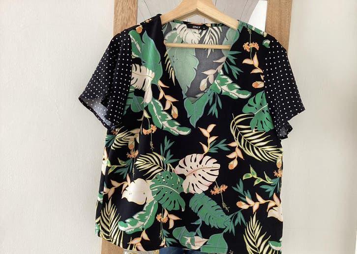 Only top met tropische print en stippen mouwen, Maat 38/40 (M), Zwart, Ophalen of Verzenden, Zo goed als nieuw