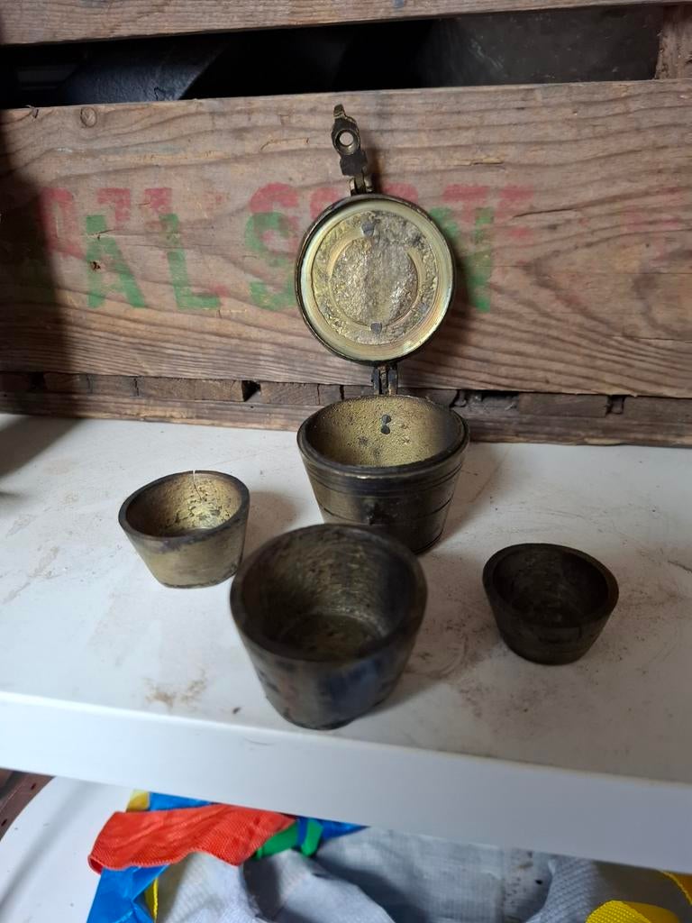 Antiek sluitgewicht met vier bronzen bekers, Antiek en Kunst, Ophalen of Verzenden