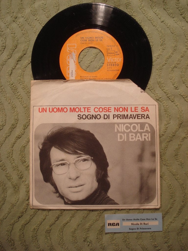 Nicola di Bari 7" Vinyl Single: ‘Un uomo molte cose non’ (D), Ophalen of Verzenden, Gebruikt, Pop