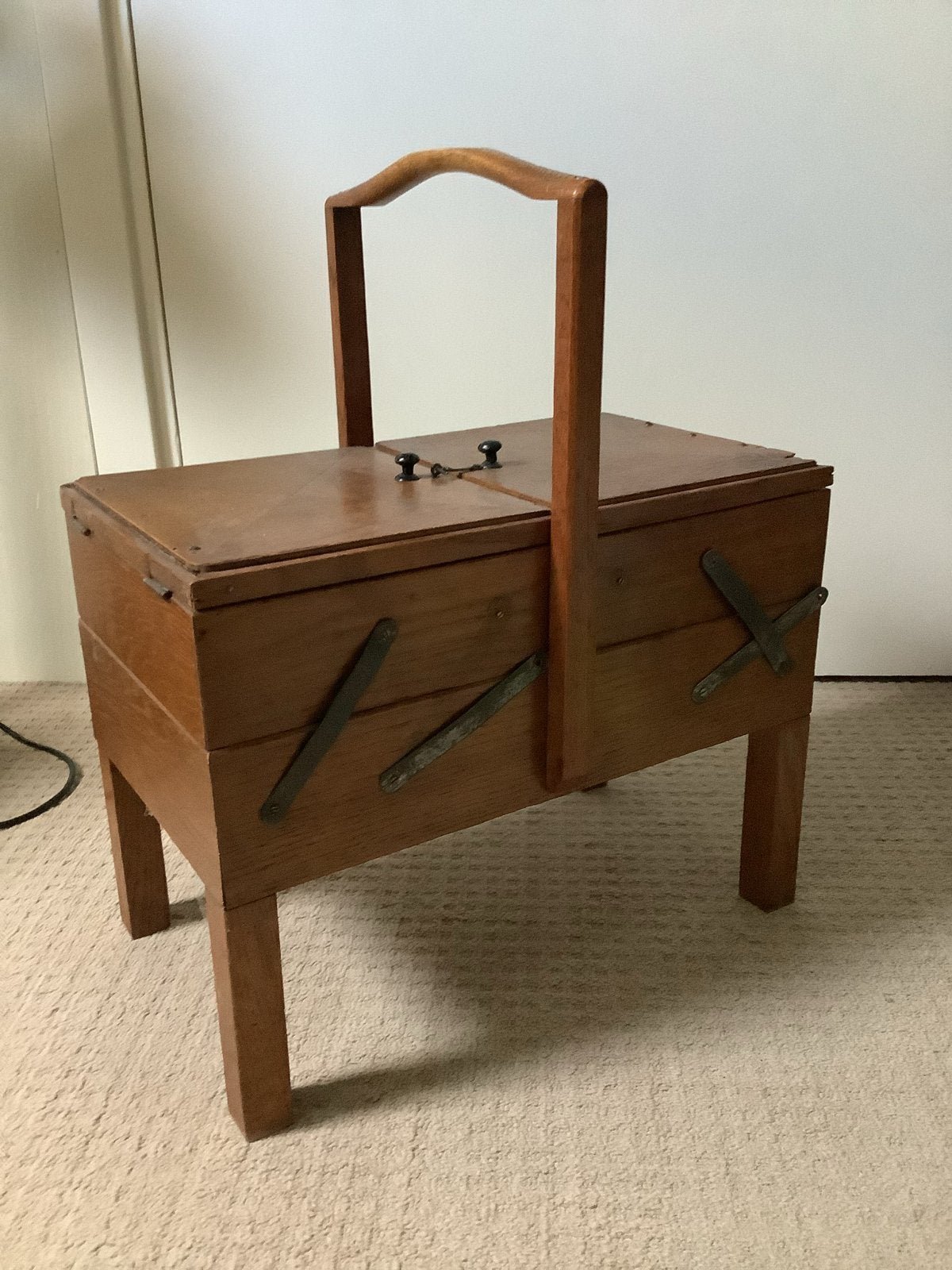 Vintage houten naaibox op pootjes, Ophalen, Gebruikt, Overige typen