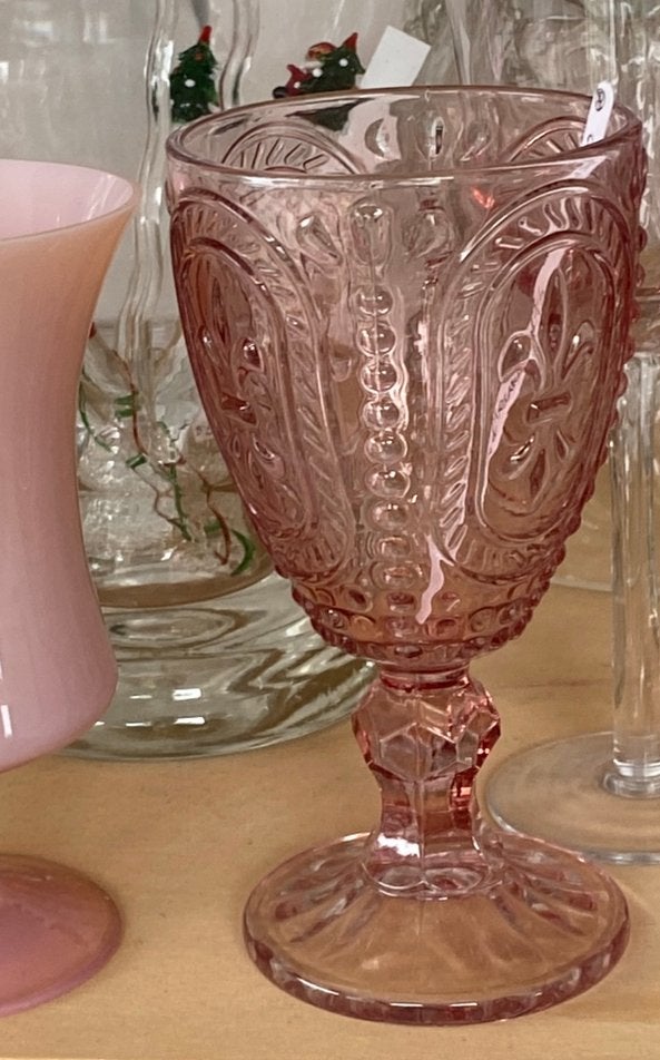 Barok wijnglas in roze met Fleurs de Lis, Antiek en Kunst, Ophalen of Verzenden