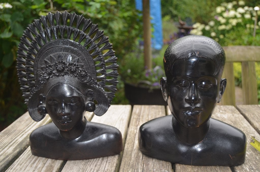 2 Balinese beelden 'hem en haar'., Buste, Ophalen of Verzenden, Handgemaakt, Hout