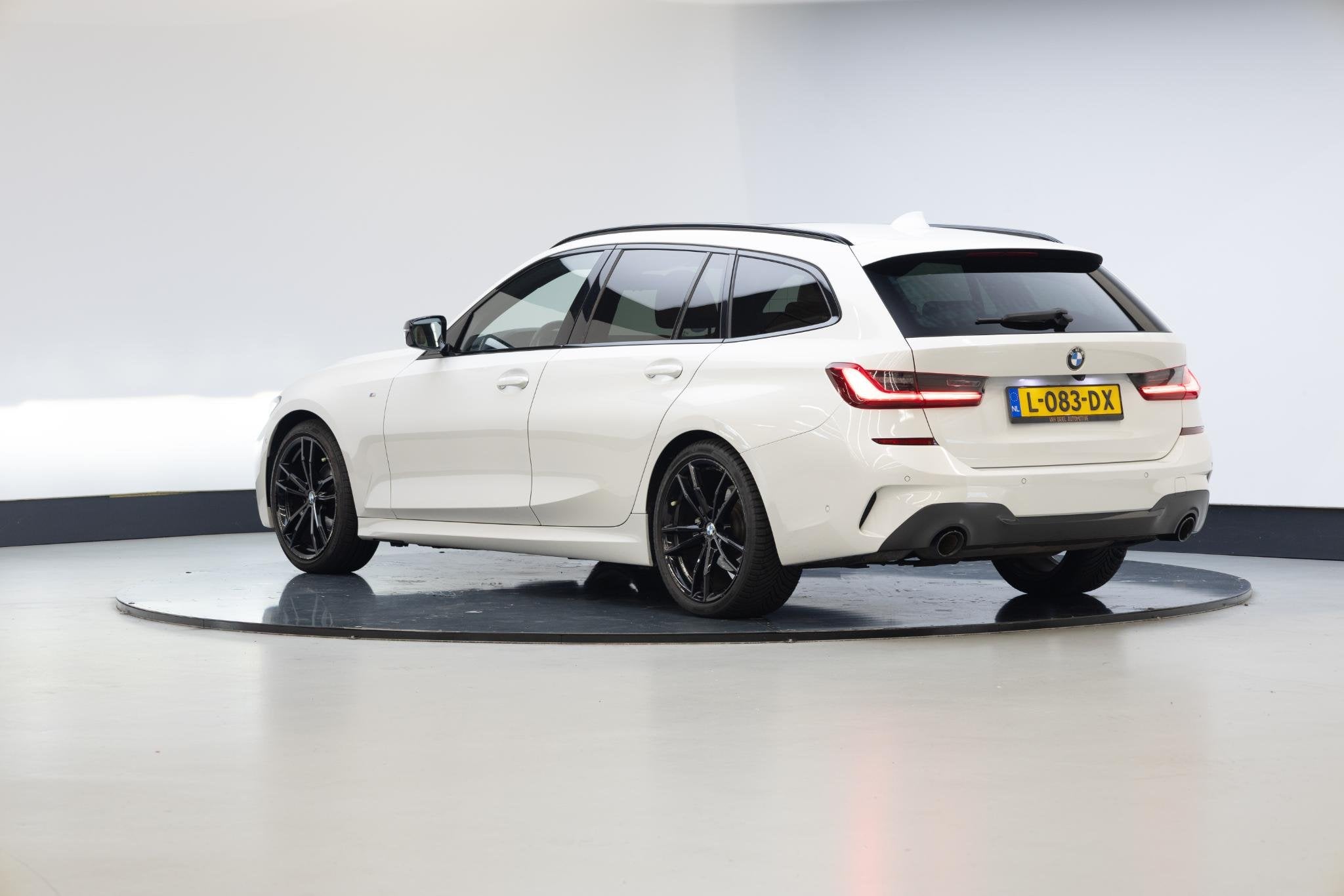 BMW 3-serie Touring 318i High Executive | M-sport | Panorama, Automaat, 1998 cc, Achterwielaandrijving, Gebruikt