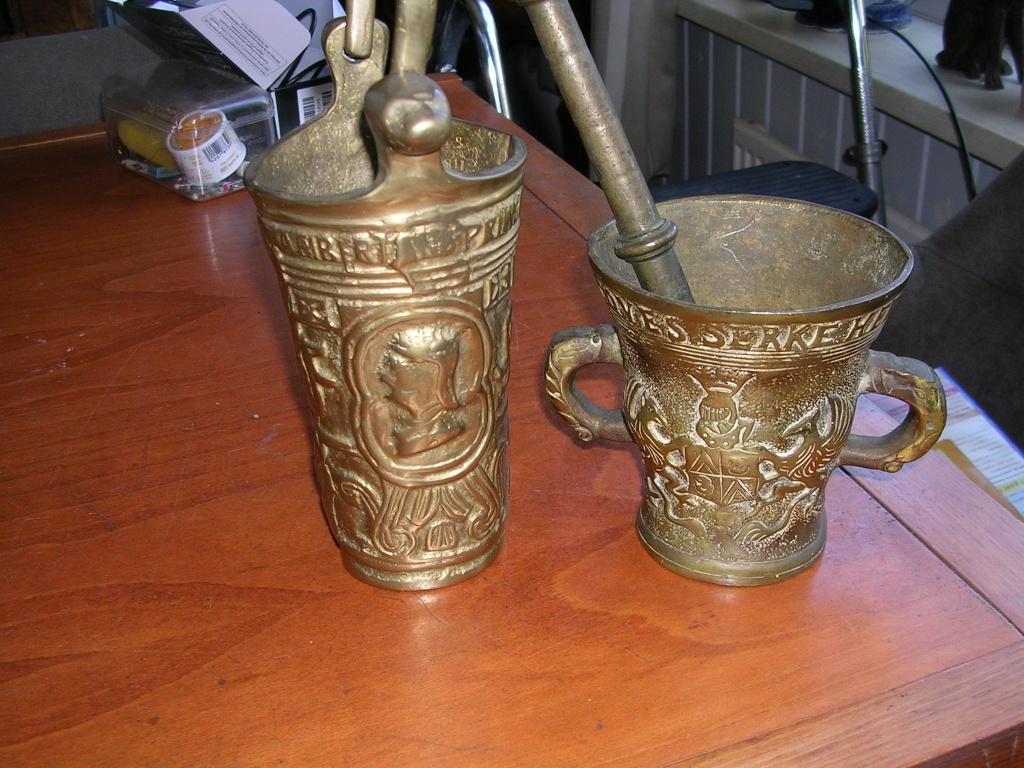 2 mooie oude Bronzen stukken wijwater emmer en een vijzel., Ophalen of Verzenden, Brons
