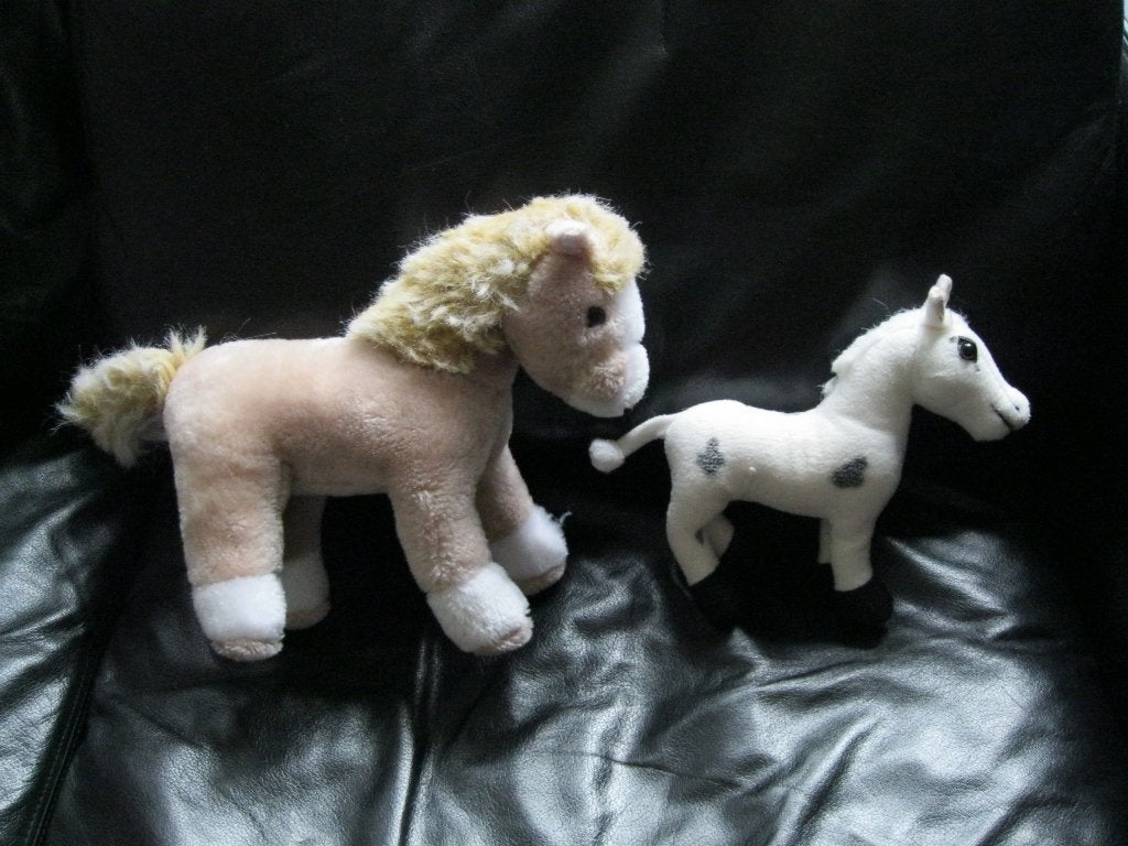 2 kleine knuffelpaarden 20 cm. en 25 cm., Paard, Gebruikt, Ophalen of Verzenden, Meerkleurig