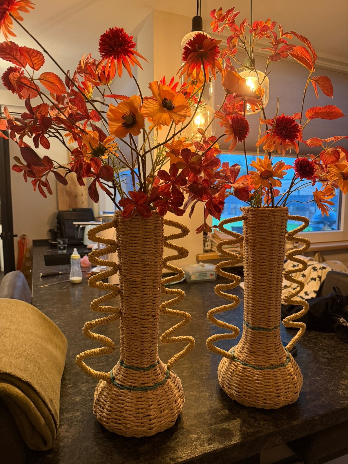 Vaas rieten manden met zijdebloemen Silk-ka, Ophalen of Verzenden, Zo goed als nieuw, Silk-ka, Inclusief kunstbloemen