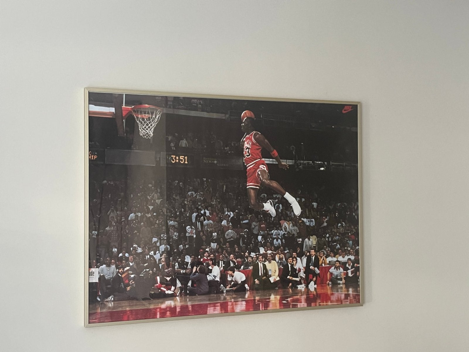 Michael Jordan 'The Dunk' poster in licht gouden lijst, 50 – 75, Ophalen of Verzenden, Zo goed als nieuw, 75 tot 100 cm