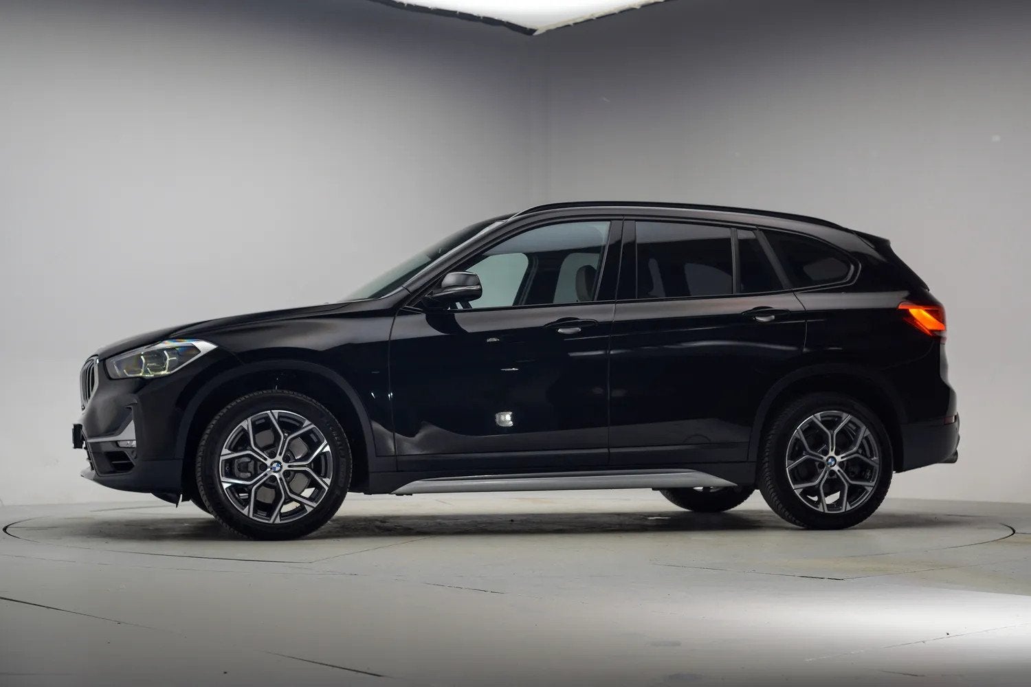 BMW X1 sDrive20i High Executive Edition [ Clima LED Navi pro, 1998 cc, 4 cilinders, Zwart, Bedrijf