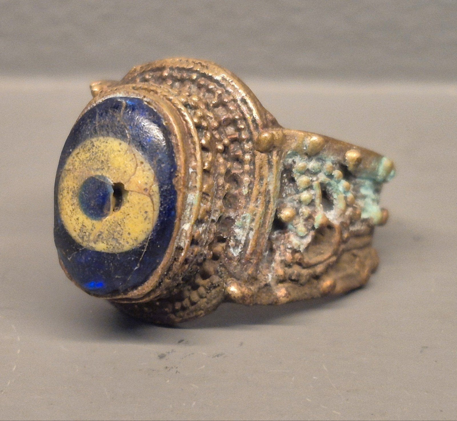 Antieke bronzen Ring met glazen oog motief, Sieraden, Tassen en Uiterlijk, Ophalen of Verzenden, Brons