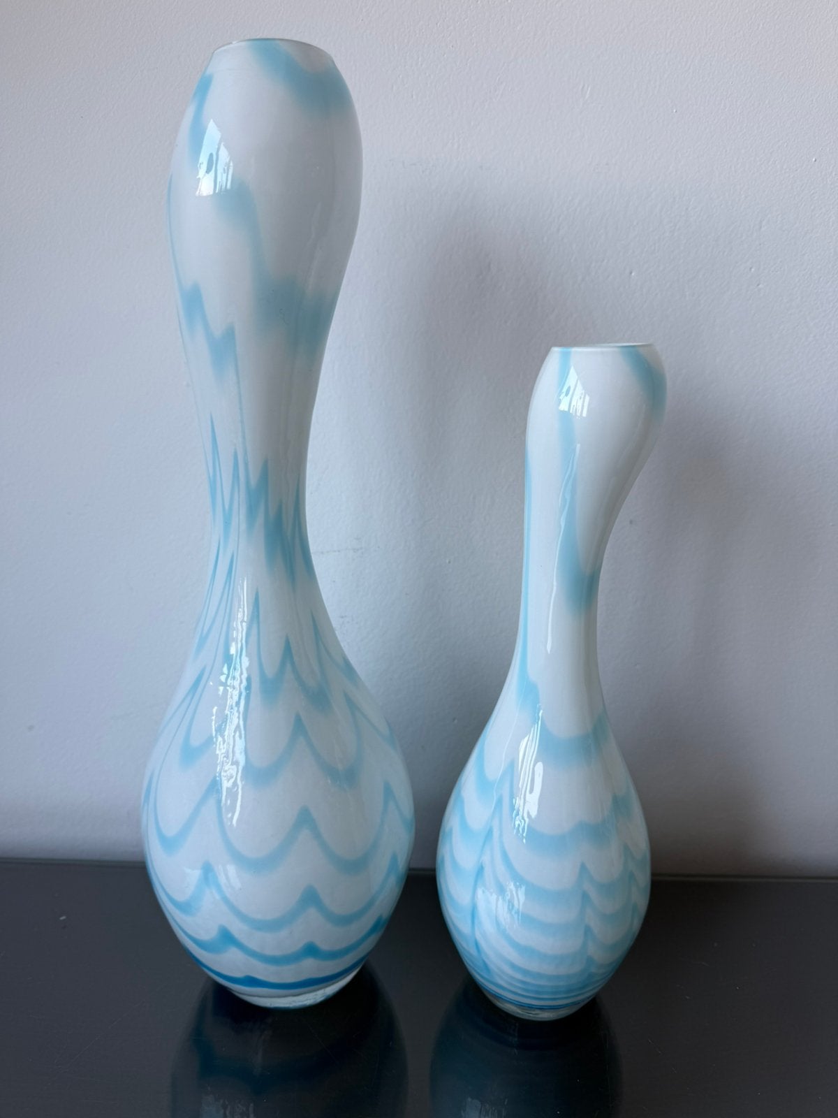 Twee wit blauwe Murano Carlo Moretti vazen, Blauw, Ophalen of Verzenden, Minder dan 50 cm, Glas