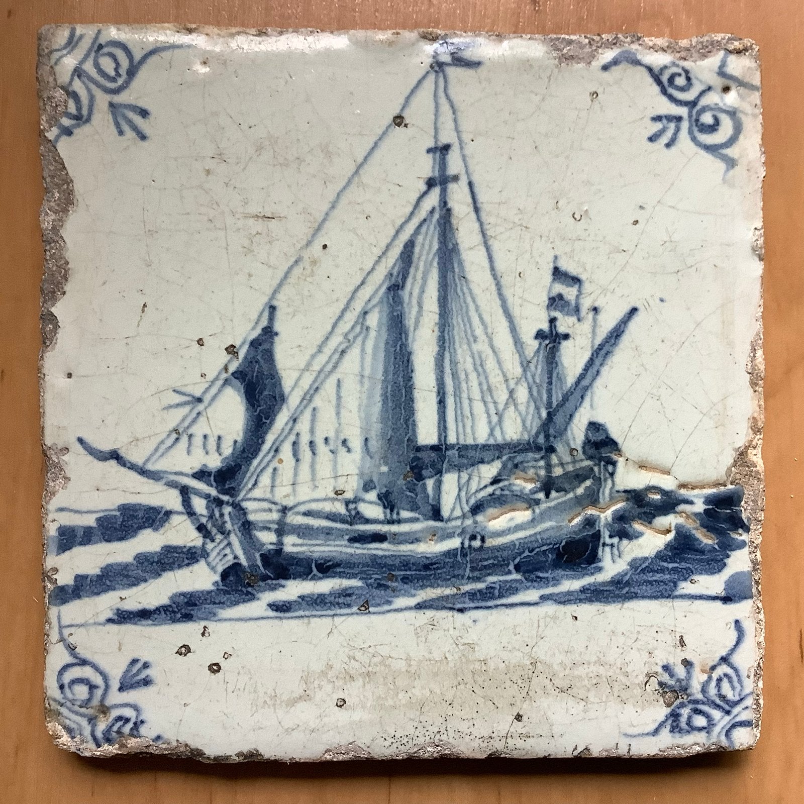 Antieke 17e Eeuwse Tegel met Schip en Ossekopjes, Verzenden