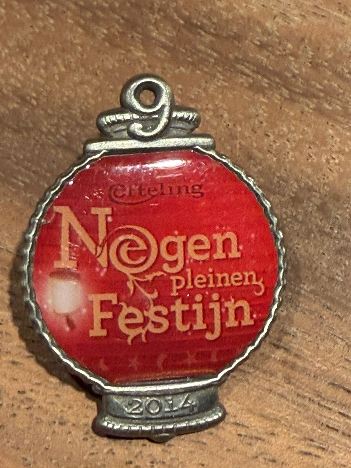 Efteling pin lampion negen pleinen festijn, Verzamelen, Ophalen of Verzenden, Zo goed als nieuw, Button of Speldje
