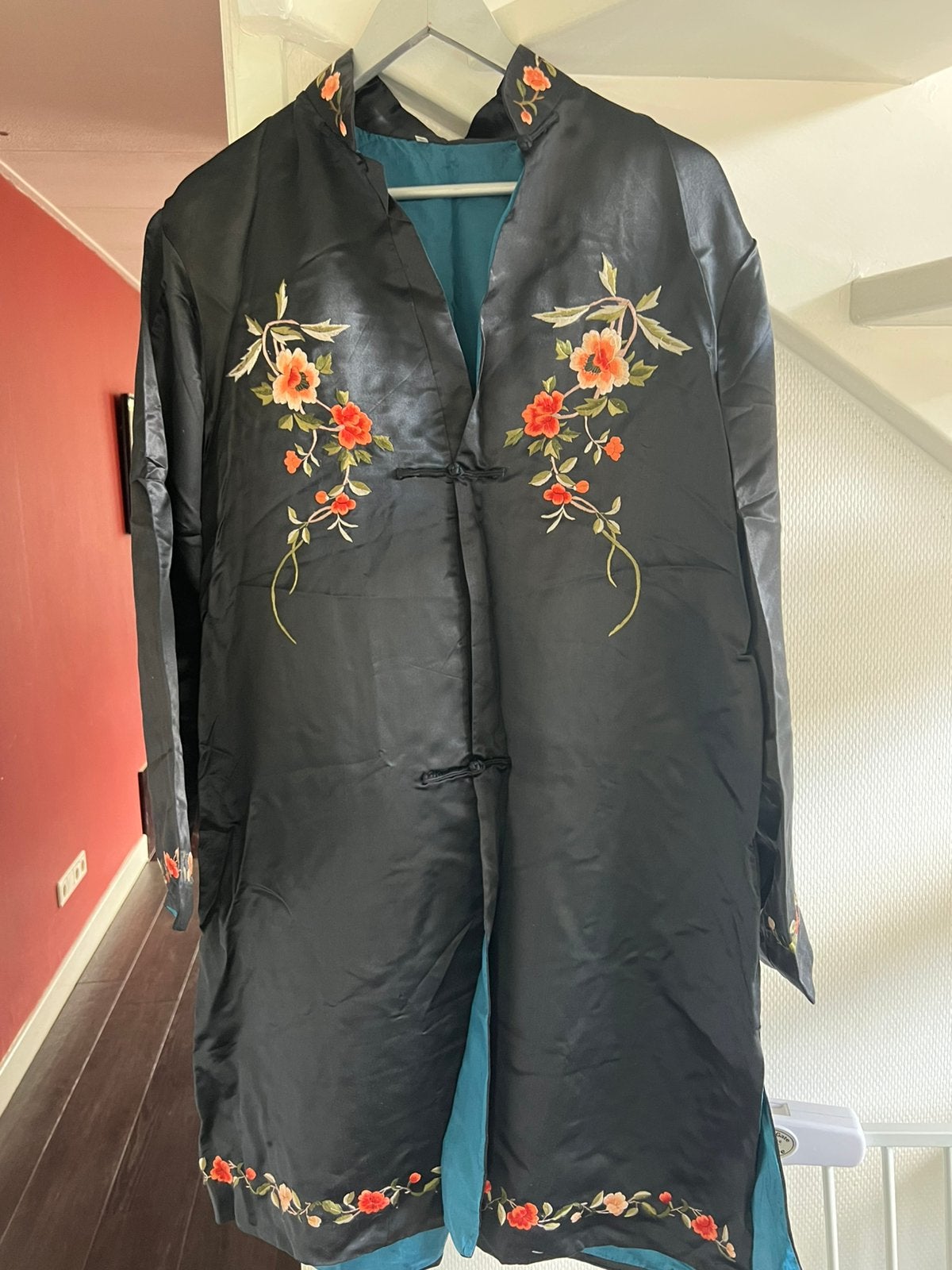 Zwarte zijden  kimono met bloemenborduurwerk, Ophalen of Verzenden, Zo goed als nieuw, Maat 38/40 (M), Zwart