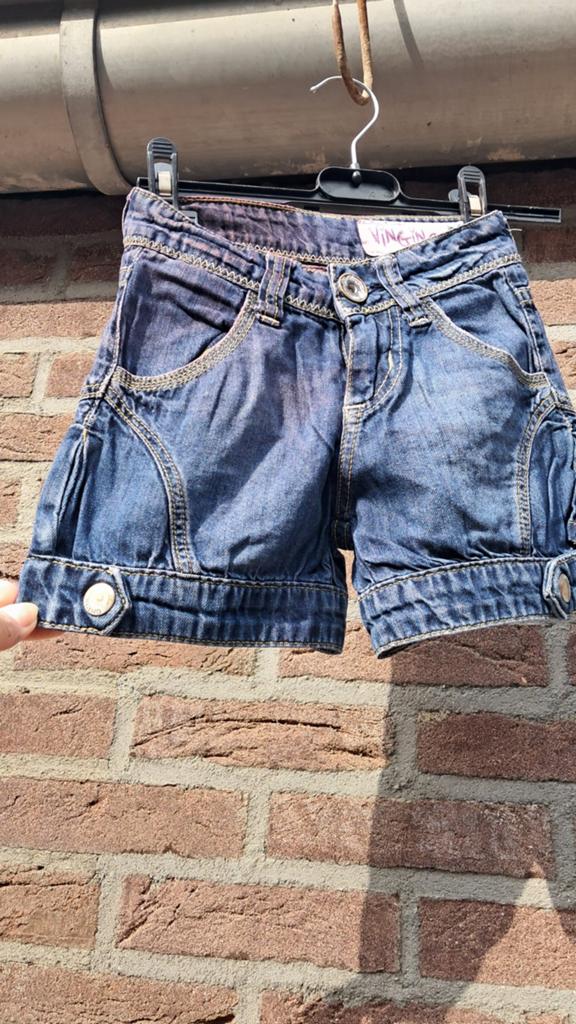 Vingino kort spijkerbroekje. Gewassen met de verkeerde kleur, Kinderen en Baby's, Kinderkleding | Maat 122, Broek, Gebruikt, Meisje