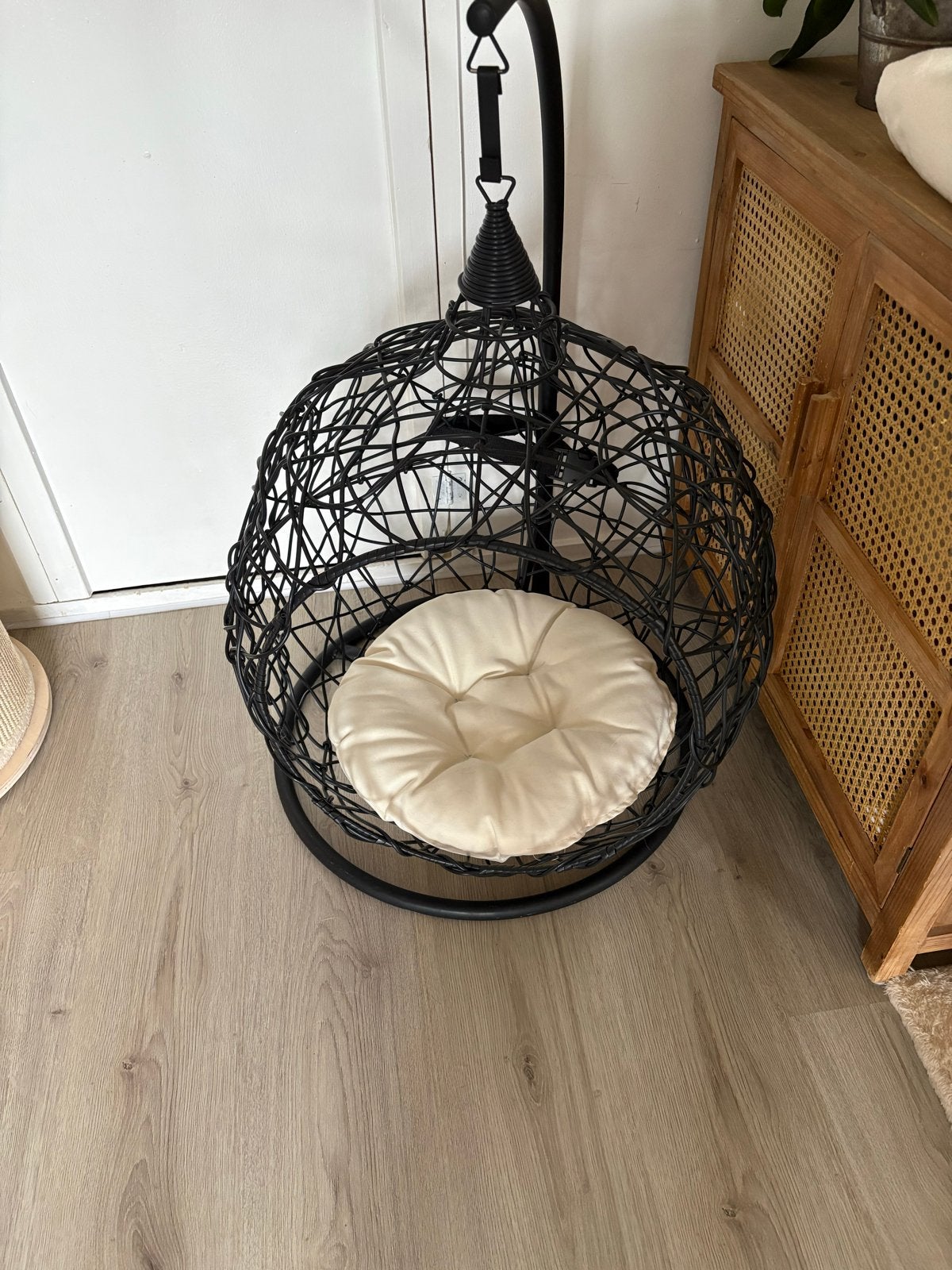 Zwarte mand met standaard en kussen Dieren, Huis en Inrichting, Zwart, Ophalen of Verzenden, Zo goed als nieuw, Metaal