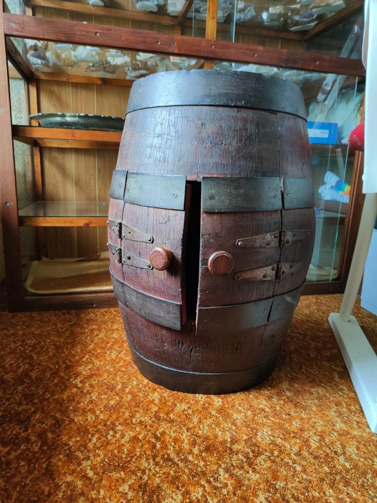 Oude ton voor flessen als bar., Ophalen