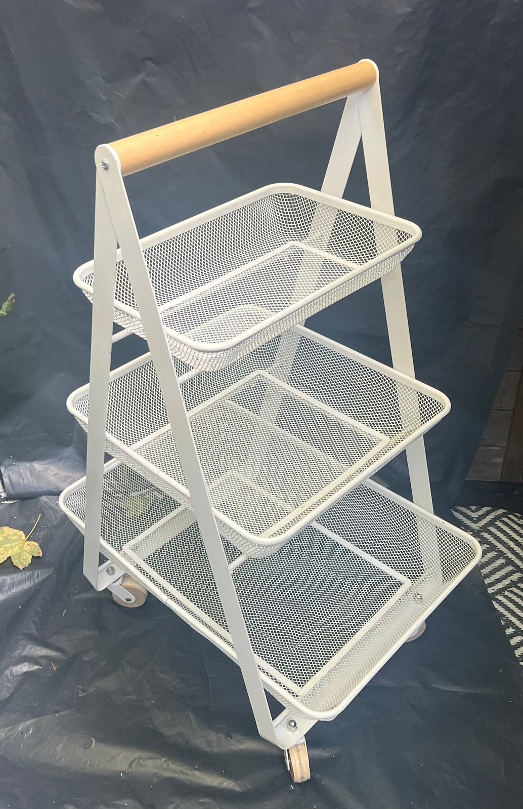 Mooie metalen trolley met 3 manden en houten handvat, Ophalen, Zo goed als nieuw, Campingkast