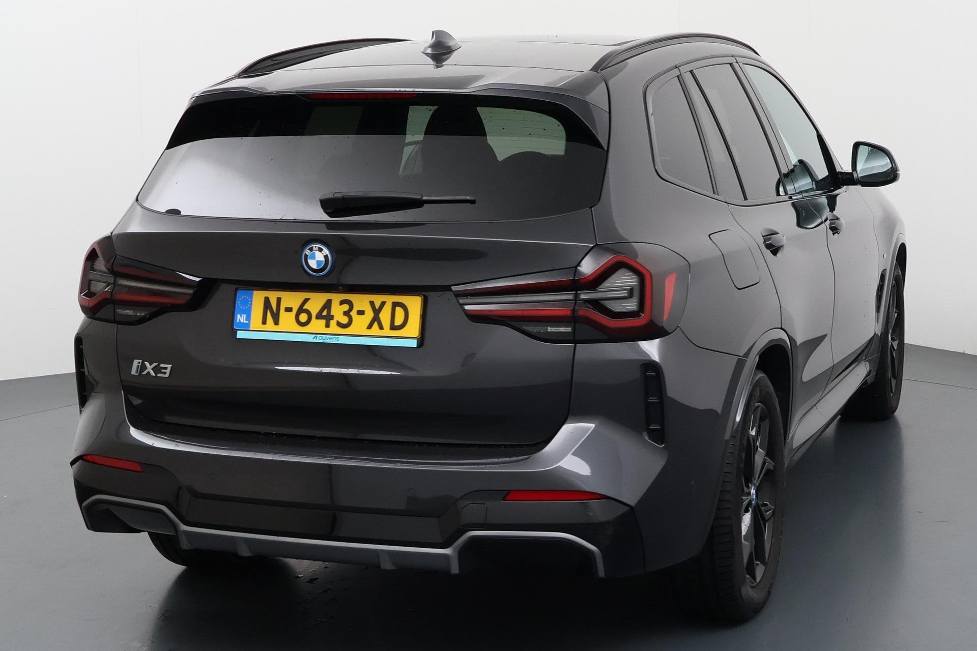 Foto 19 van BMW iX3 Executive 80 kWh Elektrisch rijden met stijl en een